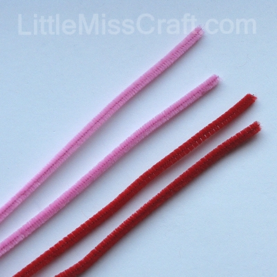 Easy and cute heart craft made with pipe cleaners!