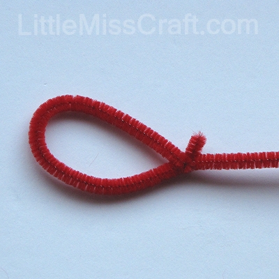 Easy and cute heart craft made with pipe cleaners!