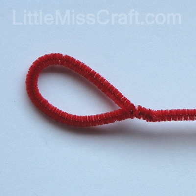 Easy and cute heart craft made with pipe cleaners!