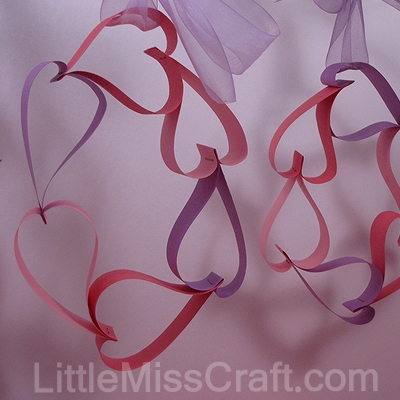 Heart wreath made with construction paper and staples! For Valentines Day, weddings or birthdays!